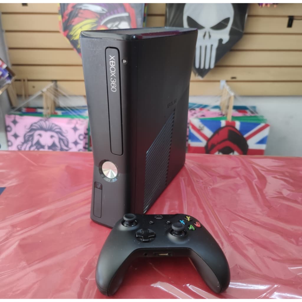 Console Xbox 360 - acompanha controle e cabos de ligação