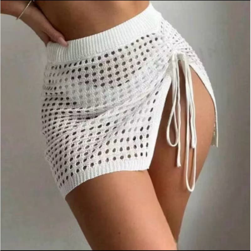 Saia Curta Feminina Tricô Crochê Saída de Praia Piscina Moda Verão 2025 com Fenda Lateral e Cordão