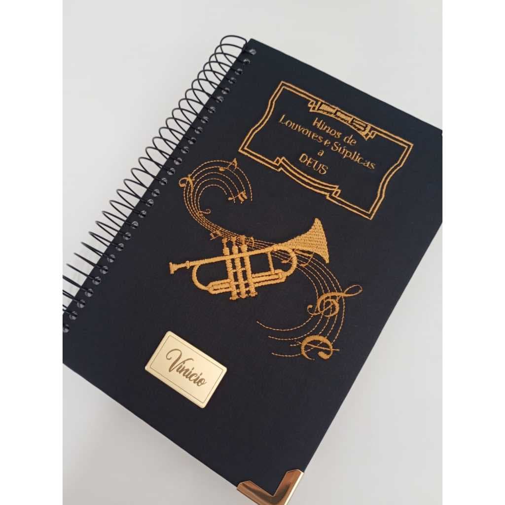 Hinário M musical personalizado com bordado e plaquinha de acrílico