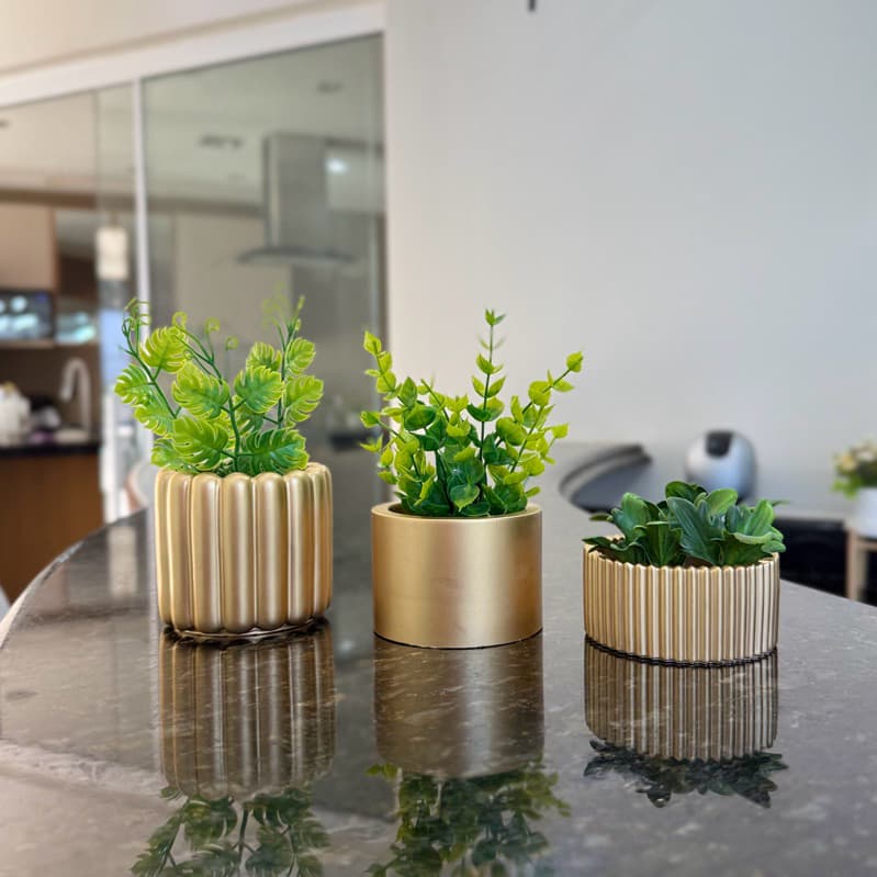 Kit moderno, 3 vasos de gesso e plantas artificiais