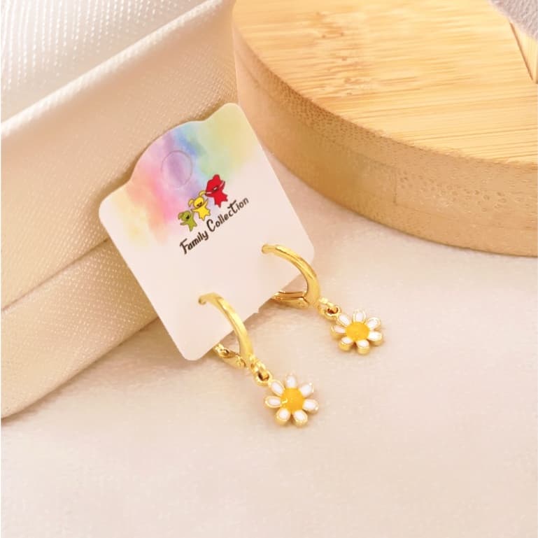 Brinco Infantil Argolinha com Margarida Folheado a Ouro 18K - Hipoalergênico