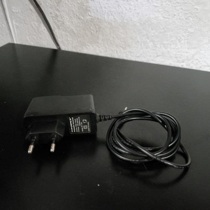 Adaptador universal modelo pmd-7304S Entrada 100-240VAC 50/60Hz 0.3A saída 5v 1.5A