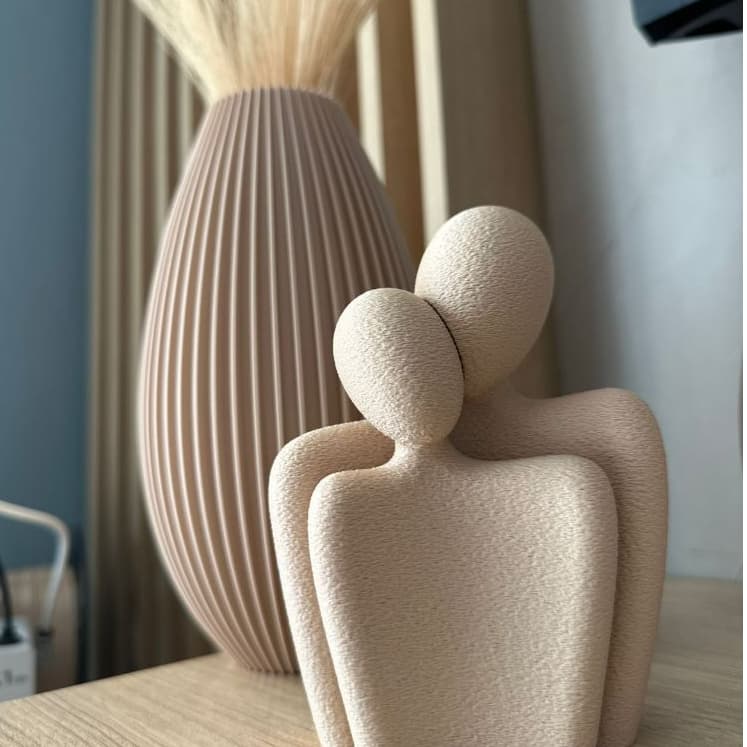 Kit Escultura Casal  + Vaso Decorativo – Ideal para Plantas Artificiais e Arranjos Decorativos