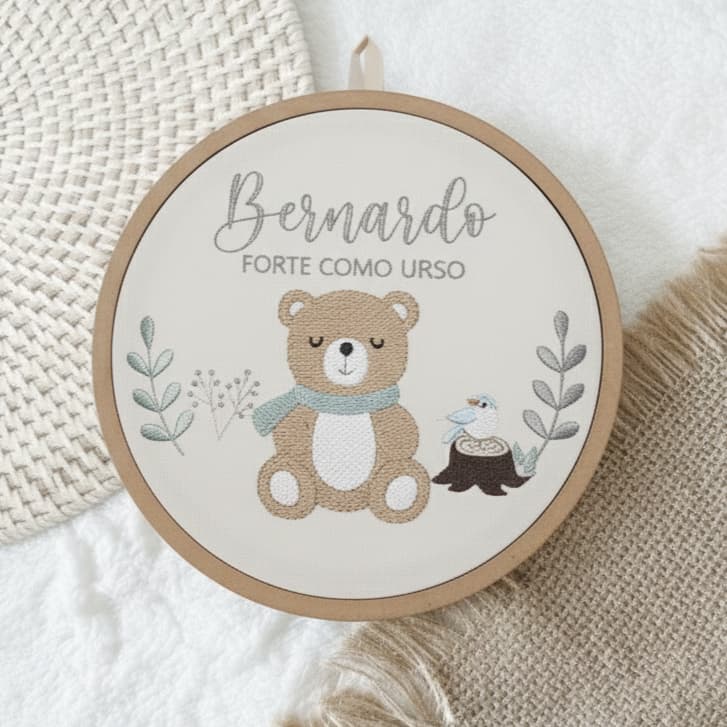 Bastidor bordado para porta maternidade bebê decoração infantil urso