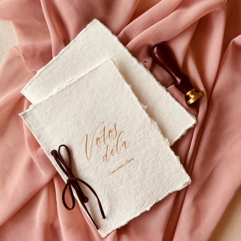 Votos dos Noivos Casamento Personalizado,  Papel Algodão, Detalhe em Fita de Camurça  - 1 PAR