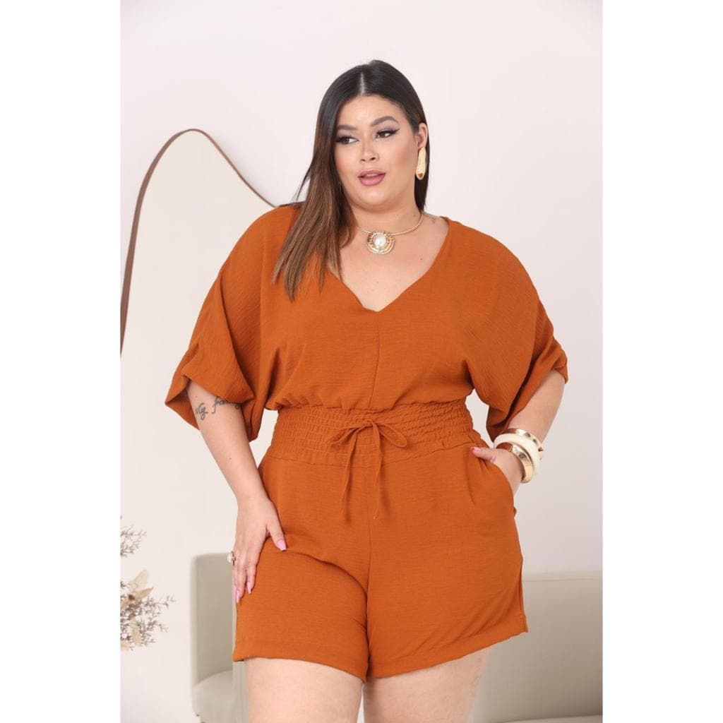 Macaquinho Plus Size Feminino com Mangas Morcego e Detalhe Lastex e Bolsos Laterais