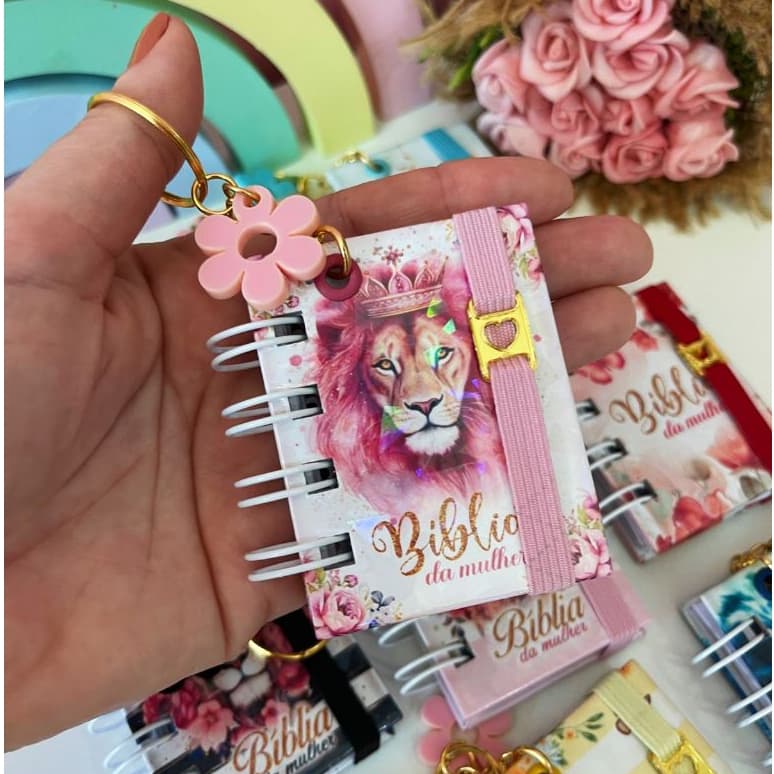 Mini Bíblia Chaveiro da Mulher  com Versículos Bíblicos-Lembrancinhas-Mulheres-Mimos
