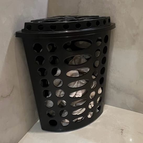 Cesto De Roupas Sujas Telado 45 Litros Com Tampa Preto