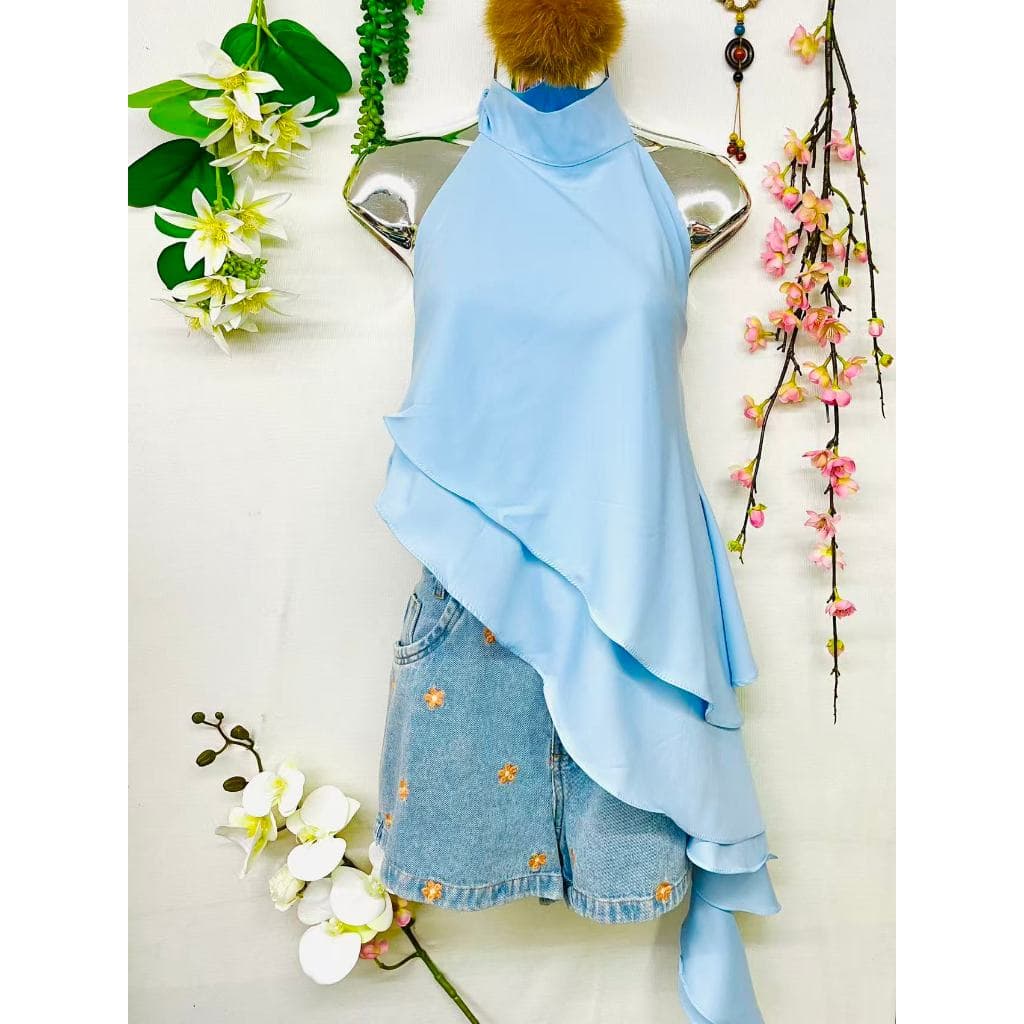 T124 Blusa branca de gola alta sem mangas, design assimétrico de babado elegante