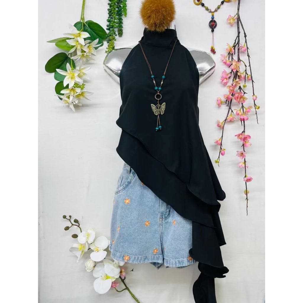 T124 Blusa branca de gola alta sem mangas, design assimétrico de babado elegante