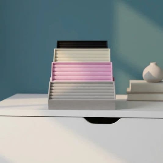 Bandeja expositora de veludo para anéis.