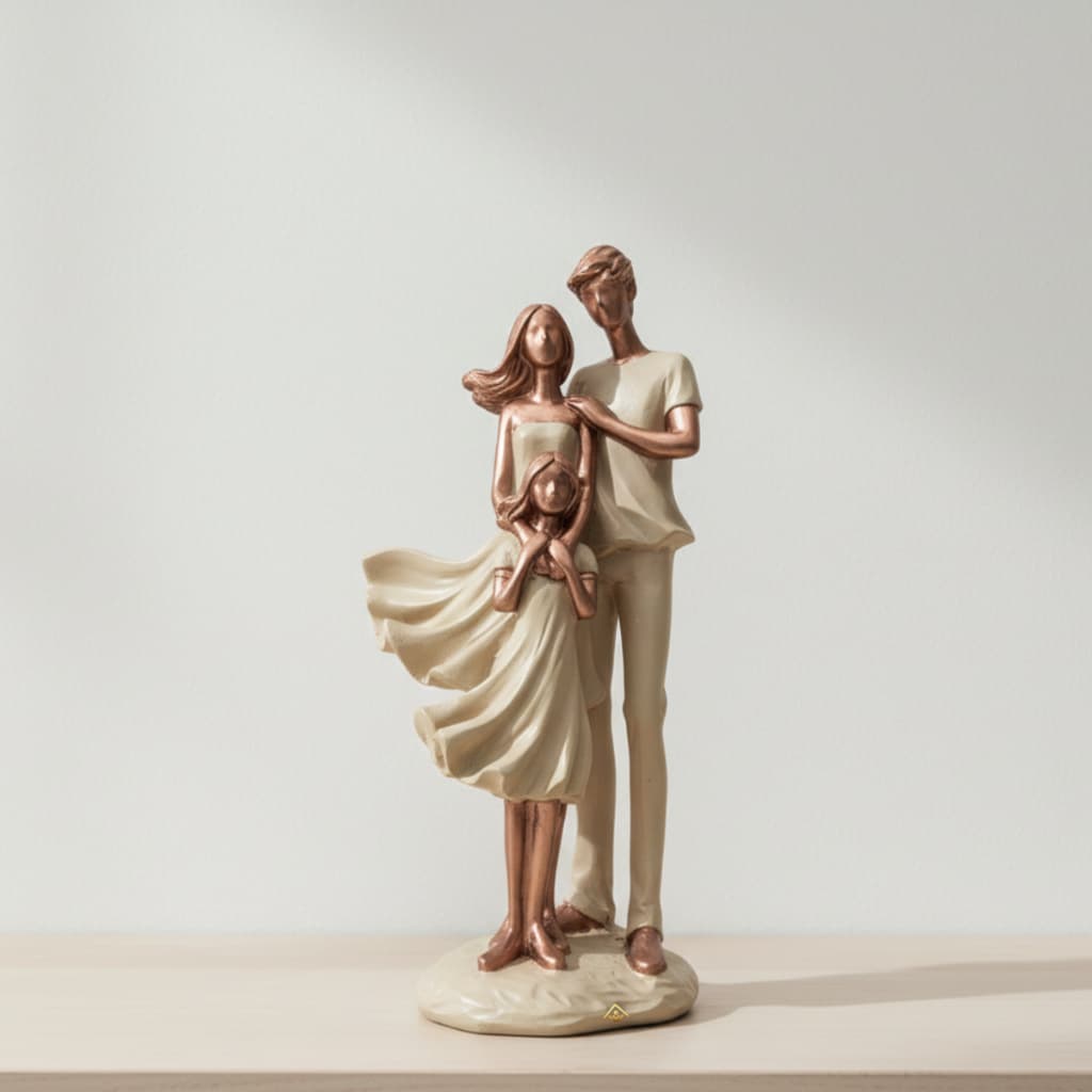 Presente Família Escultura Casal Com 1 Filha Gesso Decorativo Bege e Rosê Gold 26cm Estatueta Enfeite de Mesa Sala