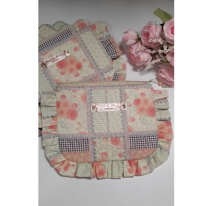 Nescessaire bolsinha com babado e alça estampada fechamento com Zíper e acabamento c/ miçangas no puxador.