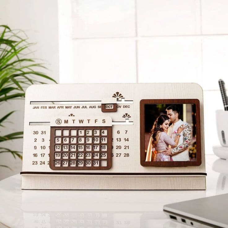 Calendário Perpétuo de Mesa MDF com Porta-Retrato - Organizador de Mesa Minimalista, Design Infinito, Brinde Criativo