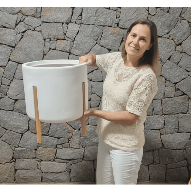 Vaso De Luxo Polietileno Com Pés De Madeira Nobre - Kit P M G Decorativo Elegante