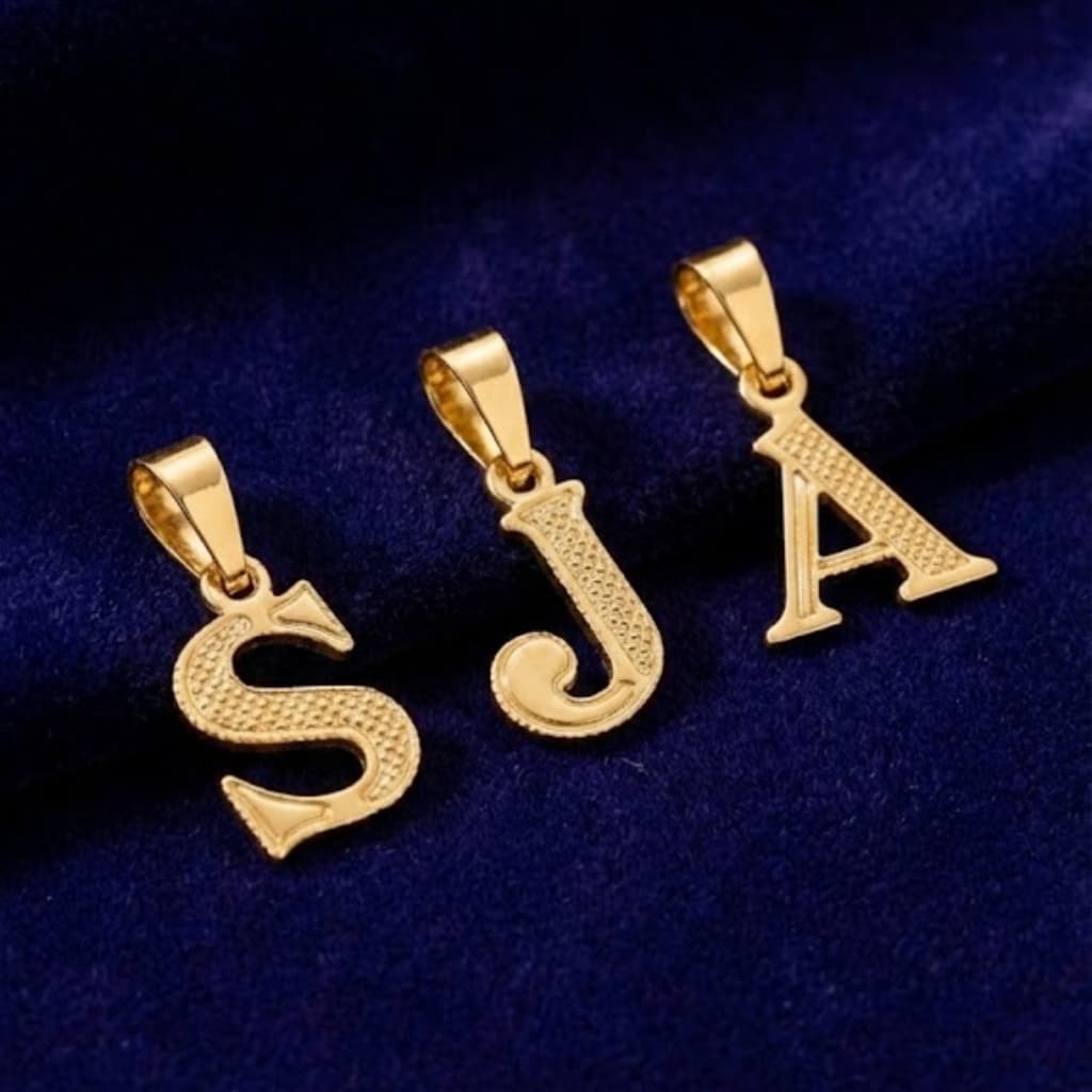 | SEMI JOIA | Pingente Letra Inicial Delicada  para Cordão Corrente Banhado em Ouro Legítimo 18k