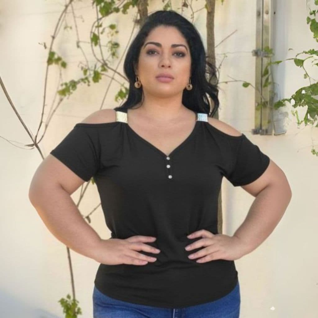 Blusa Feminina Plus Size Manga Curta Elegante Detalhe Decote V Alça Ciganinha Basica Ombro Aberta Estilosa Fivela Verao