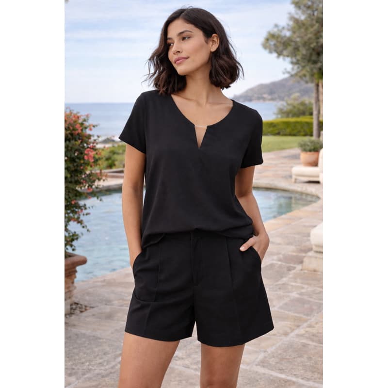 Blusa preta manga curta crepe decote V com detalhe dourado.