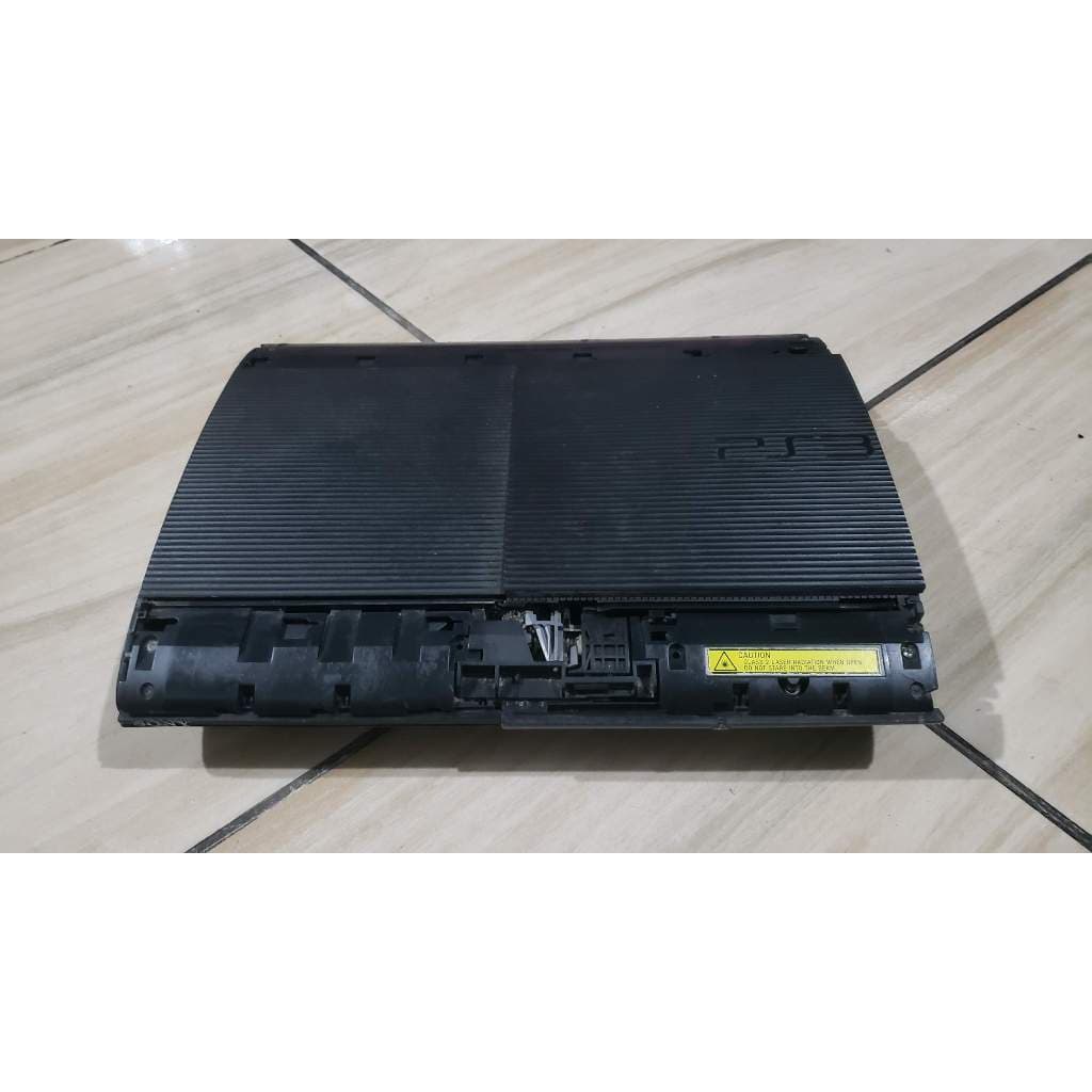 Playstation 3 Super Slim Sem Nada E Leitor Ruim! com hen! L9  OBS: aparelho funciona, mas o leitor tá ruim, e o eject tb