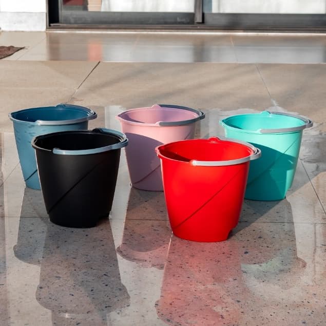 Kit de 3 Baldes Plásticos Multiuso Coloridos – Alta Resistência, Leves e Ideais para Limpeza, Casa