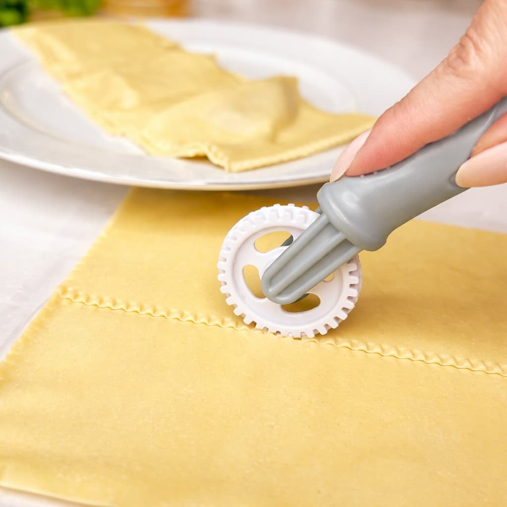 Carretilha Fecha E Corta Massa Profissional Pastel Ravioli Fechador De Massas Branco Prático