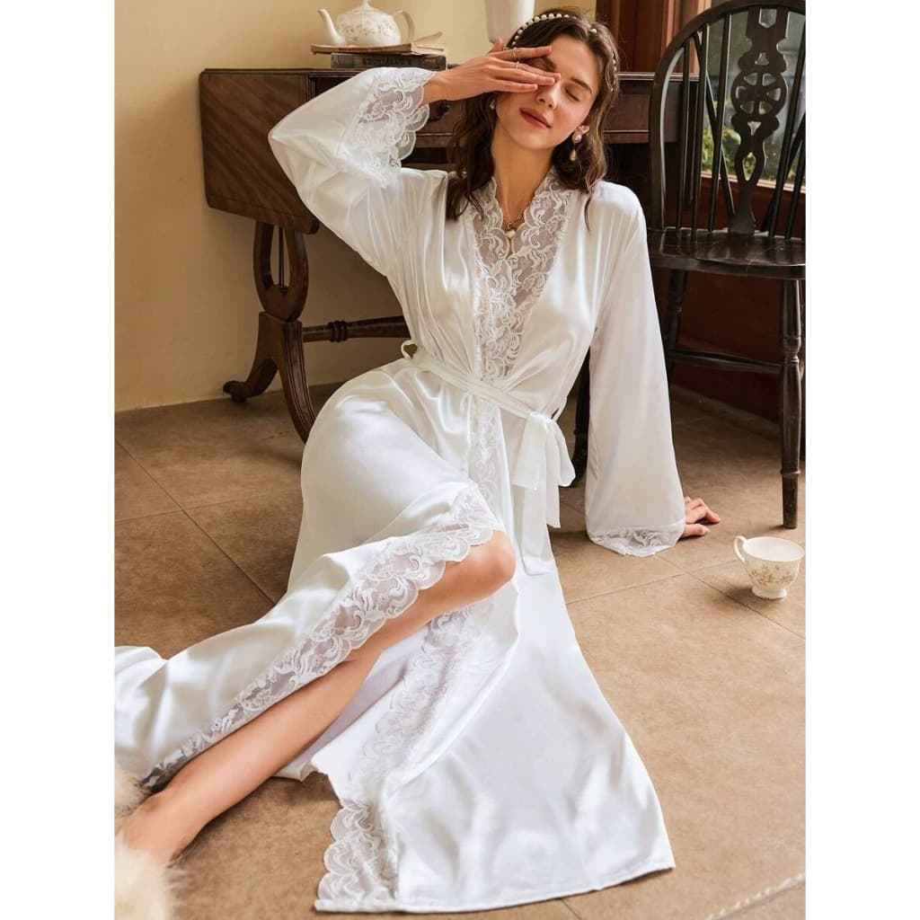 Robe de Cetim Branco Feminino com Detalhes em Renda – Elegância e Conforto para Seu Momento Especial