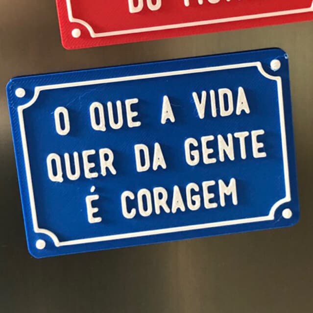 Plaquinha decorativa ÍMÃ de geladeira A VIDA QUER CORAGEM frase positiva personalizada (imita placa)