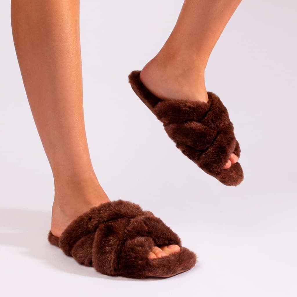 Pantufa feminina Agatha confortável, macia e delicada