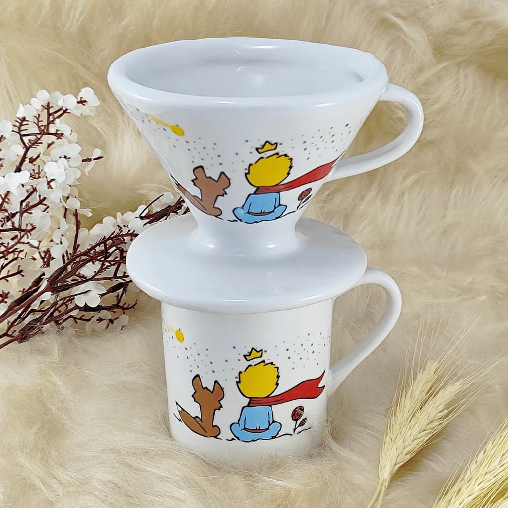 Kit Caneca 300 Ml Decorada + Coador De Porcelana Filtro Café Pequeno Príncipe