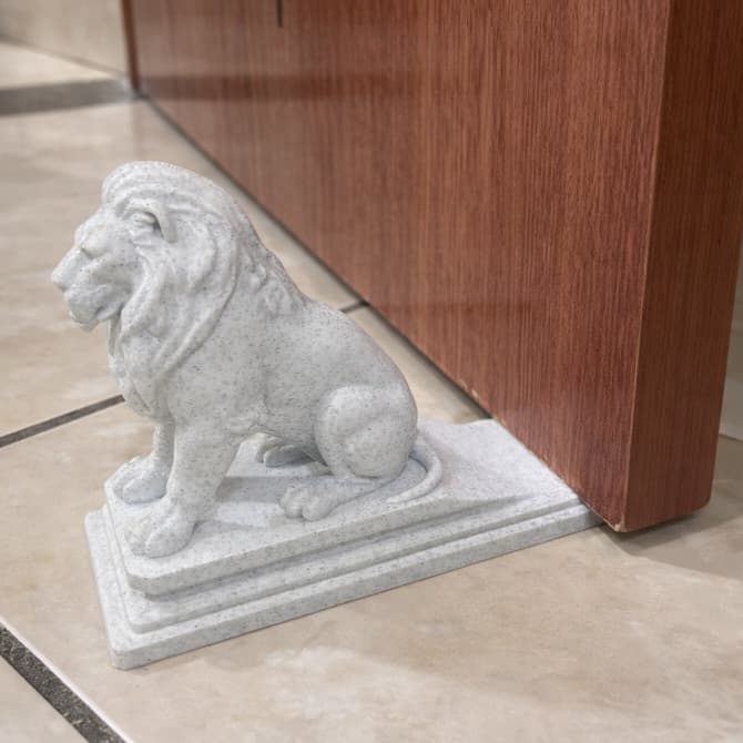 Trava Porta - Batente de Porta - Decorativo Leão – Cor de Granito Branco