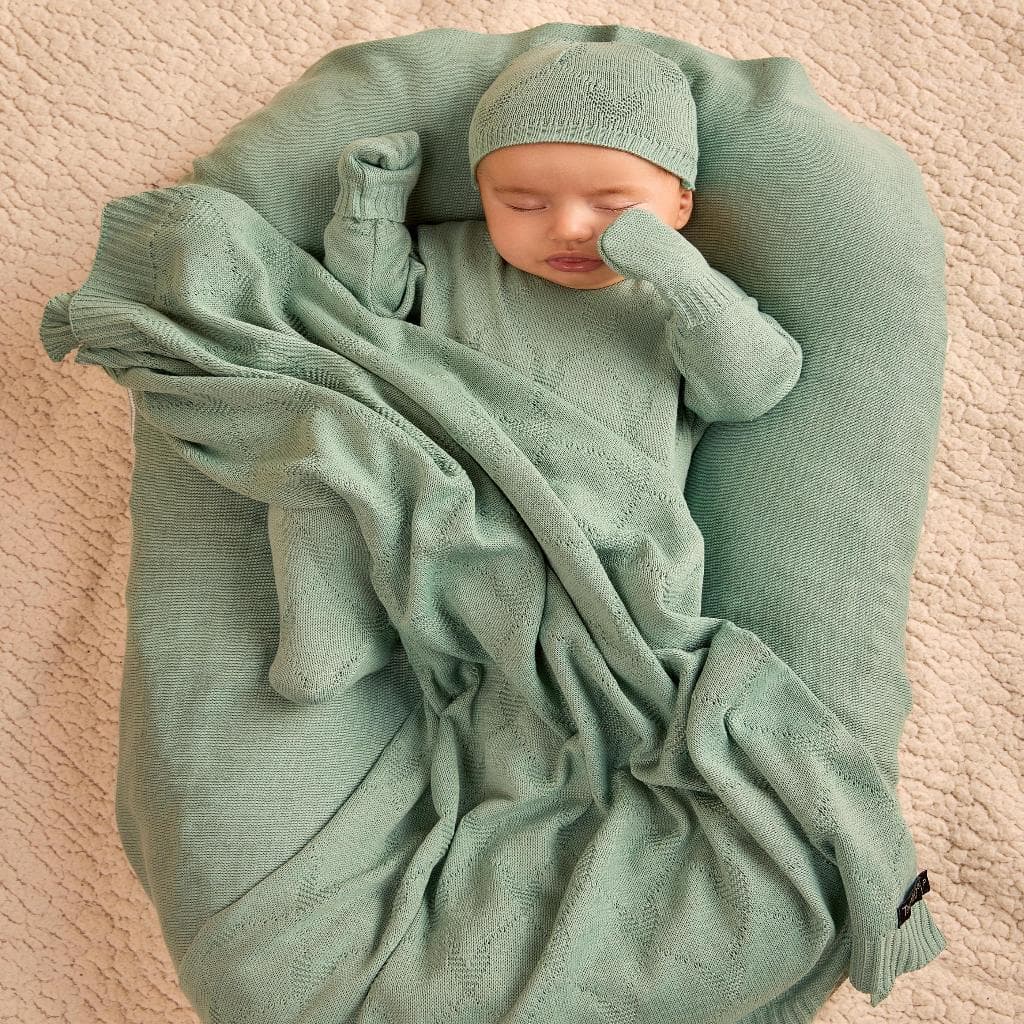 Kit Saida Maternidade Tricot Antialérgico Manta + Macacão+ Luva + Gorro Bebê Menina Menino