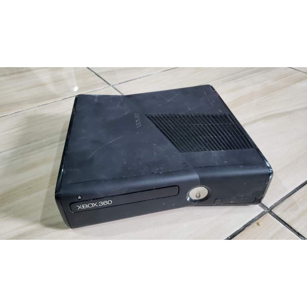 xbox 360 slim só o aparelho e só pegou com cabo av. K190