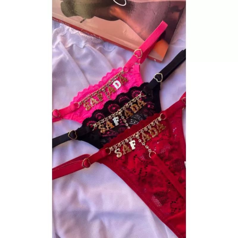Calcinha Palavras Pingente  Strass Sensual Tanga Frase Regulagem Serve Tamanho P ao GG
