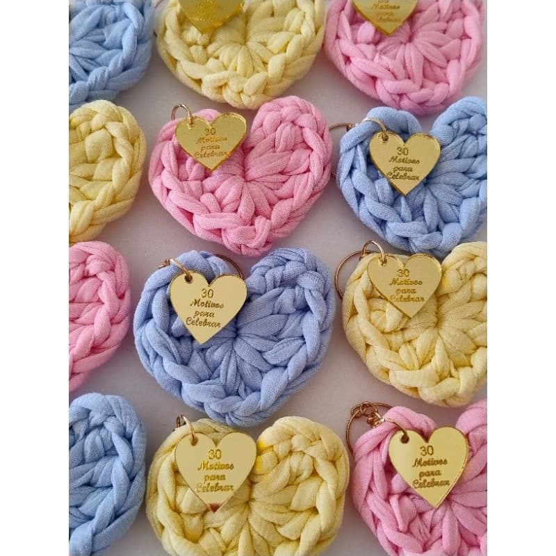 Chaveiro de Coração de crochê com TAG personalizada feito com fio de malha para lembrancinhas
