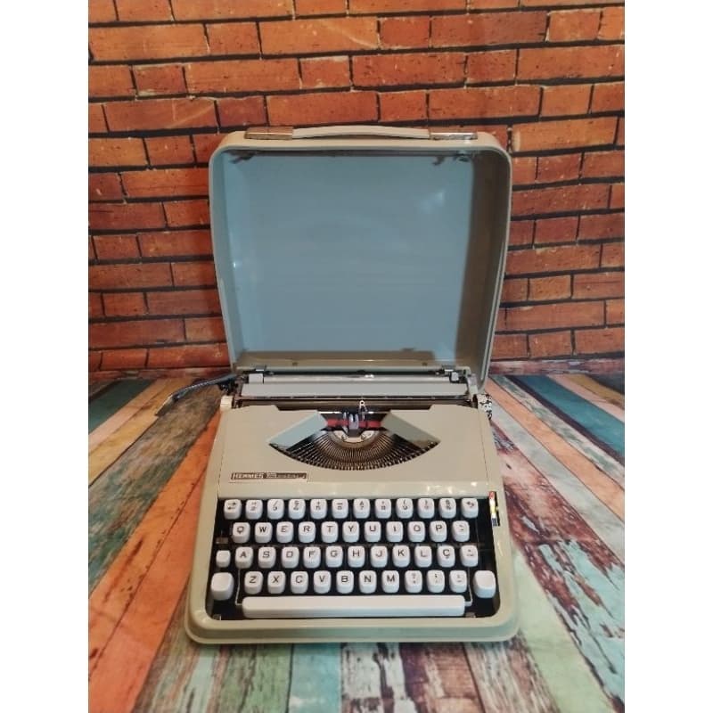 Máquina de escrever Hermes Baby Branca