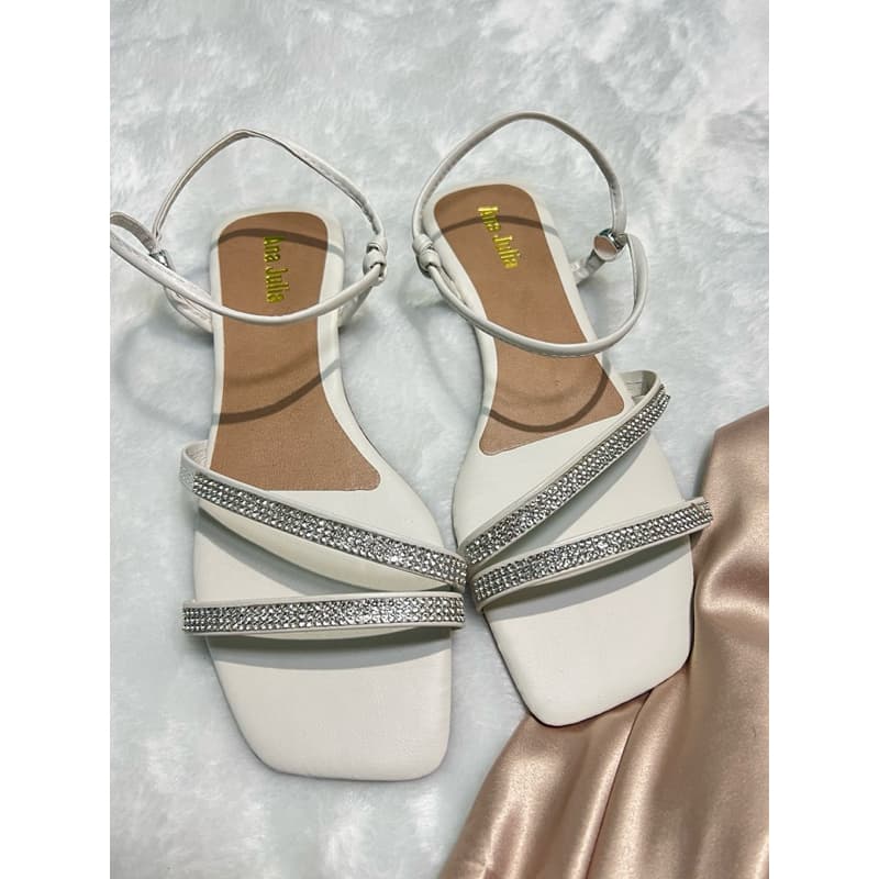 Rasteirinha feminina com amarração e tiras trançadas, confortável e ideal para o dia a dia.