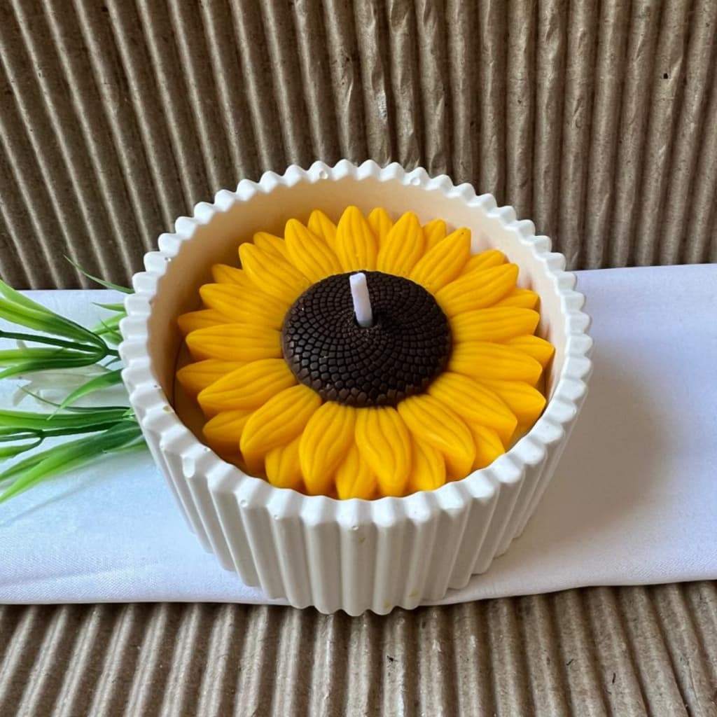 Vela Girassol, Decorativa, Artesanal e Aromática no Pote de Gesso Canelado / Presente Criativo