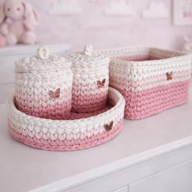 Kit Higiene Bebê Menina 4 Peças em Fio de Malha | Personalizado | Crochê Artesanal | Porta Fraldas + Porta Algodão