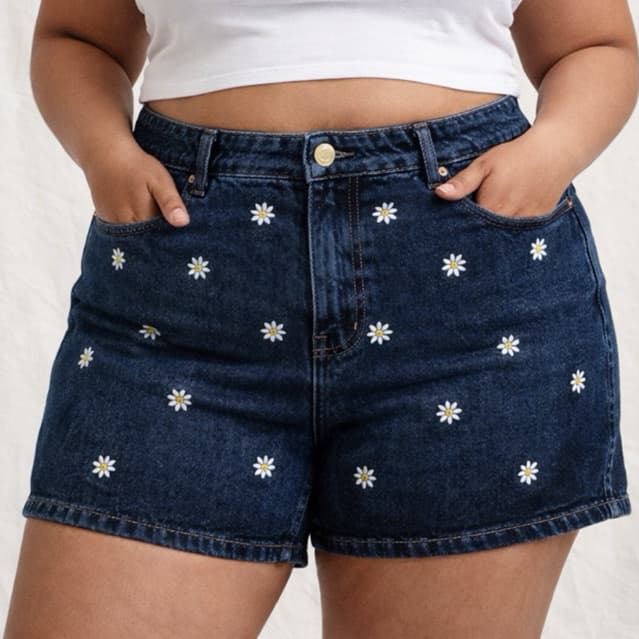 Short Jeans Feminino Bordado 52 ao 36 com Bolso Frontal Sem Lycra
