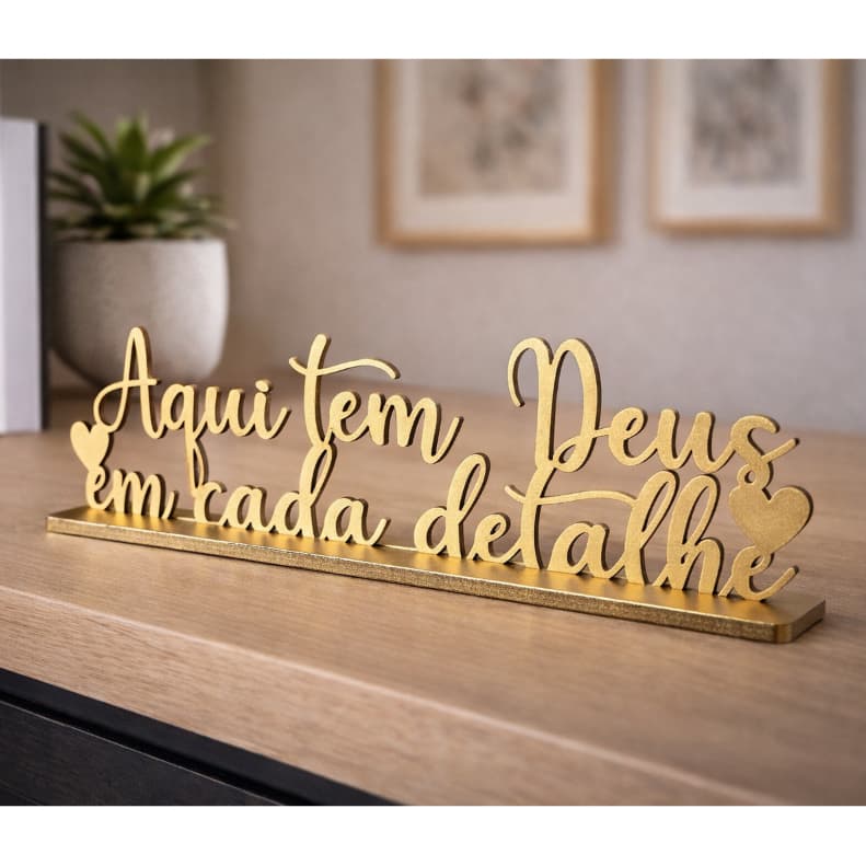 Frase Decorativa: Aqui tem Deus em Cada Detalhe <3 Dourado/Preto/Branco - Decoração de Ambientes