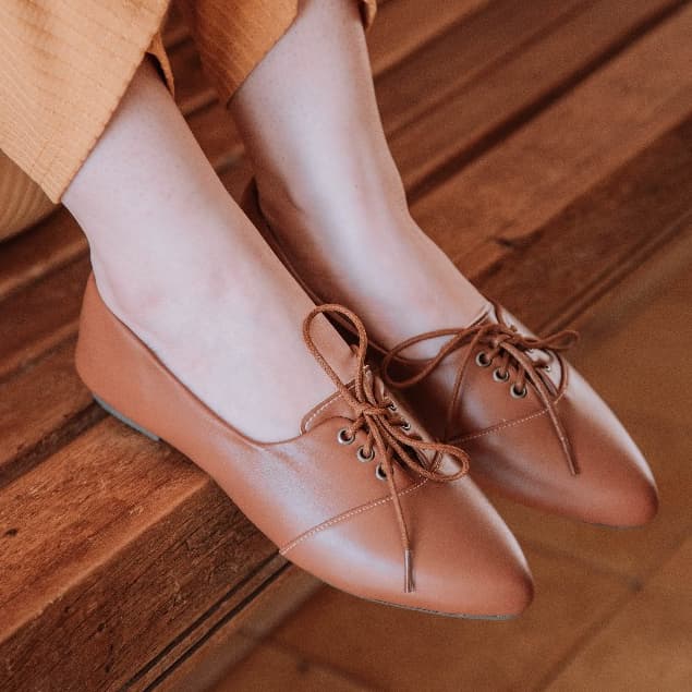 Sapatilha feminina Oxford com Cadarço Bico fino Confortável Sapato Feminino Metalizado