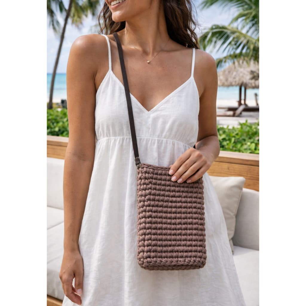 Bolsa Porta Celular Crochê Fio de Malha Transversal Feminina Artesanal com Alça Dia a Dia Passeio