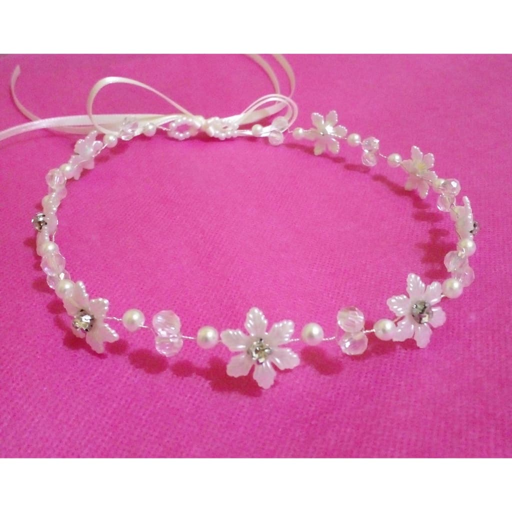 Tiara de luxo Jardim encantado em flores com fechamento com fitas para regulagem. Cor branco perolado.