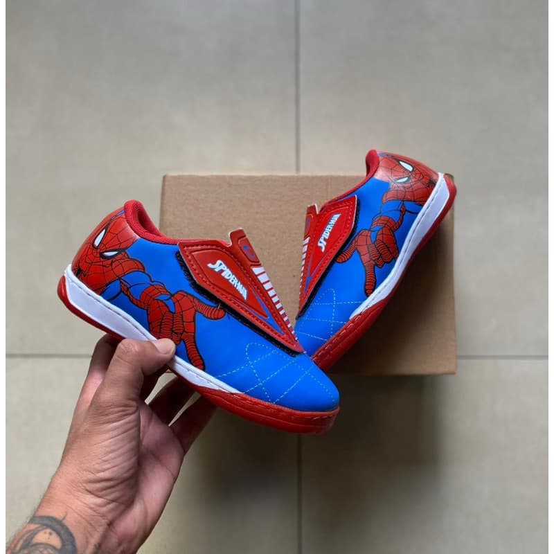 CHUTEIRA INFANTIL MASCULINO CAPITÃO AMÉRICA  E HOMEM ARANHA.
