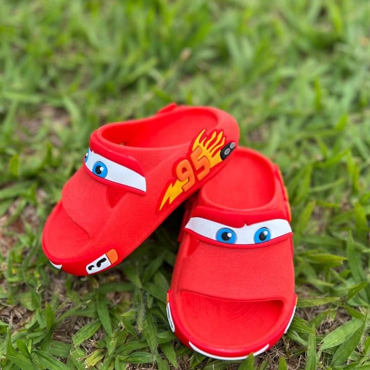 Chinelo Infantil Carros Slide Nuvem com Sola Antiderrapante Para Meninos