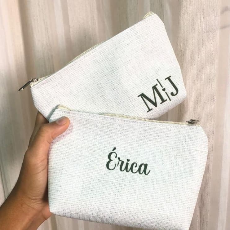 PRODUÇÃO 3 DIAS ÚTEIS - Necessaire Personalizadas ( VARIAS CORES ) Estampa que imita linho com Nome e Inicial do Casal