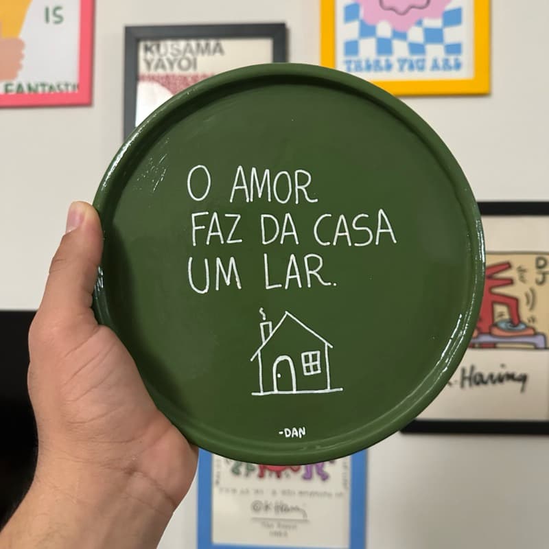 Prato decorativo de argila para parede - O amor faz da casa um lar