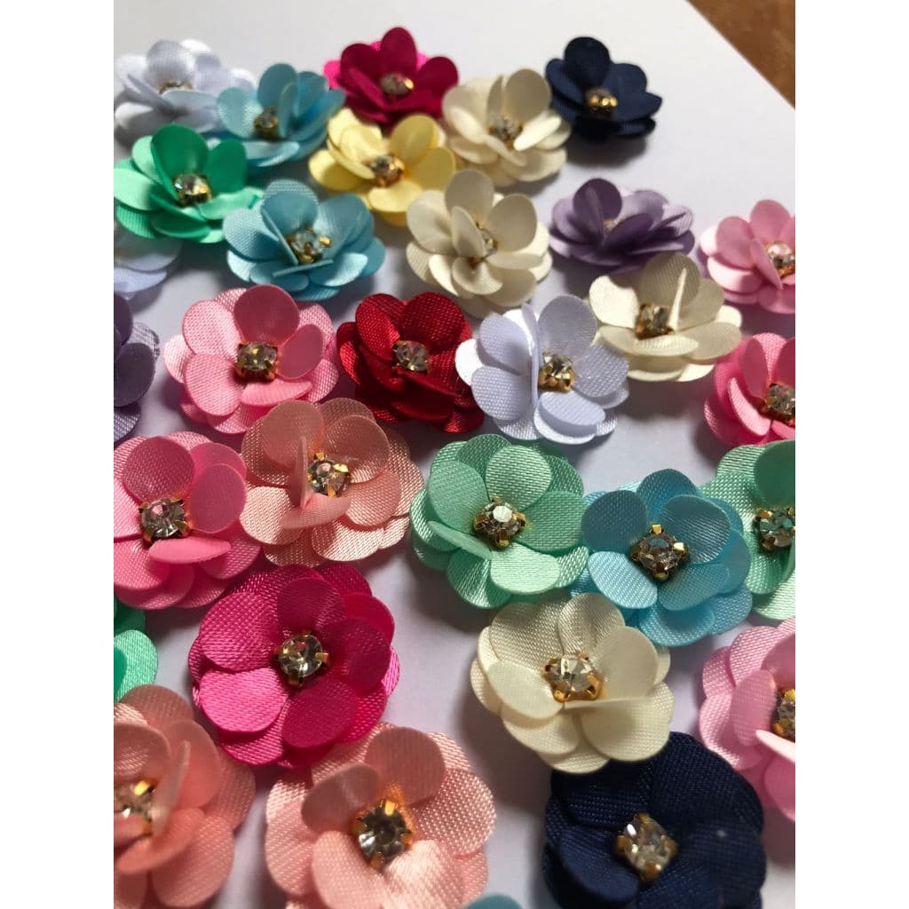 Flor jardim encantado de cetim com strass - 2,5 cm - Kit com 20 unidades