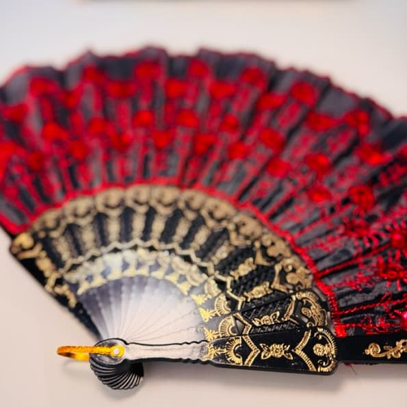 Leque Pomba Gira Cigana Maria Padilha Luxoso Vermelho Preto e Dourado  Paetê - Umbanda e Candomble