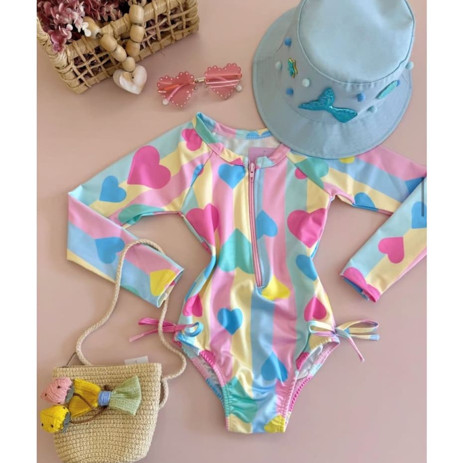 Maiô Infantil Arco-Íris de Corações Pastel Manga Longa com Zíper Frontal e Laços Laterais